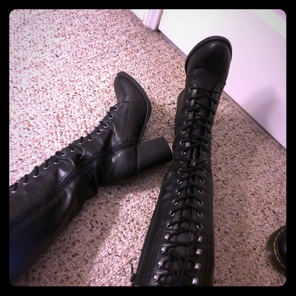 Shoes - Black heeled winter boots